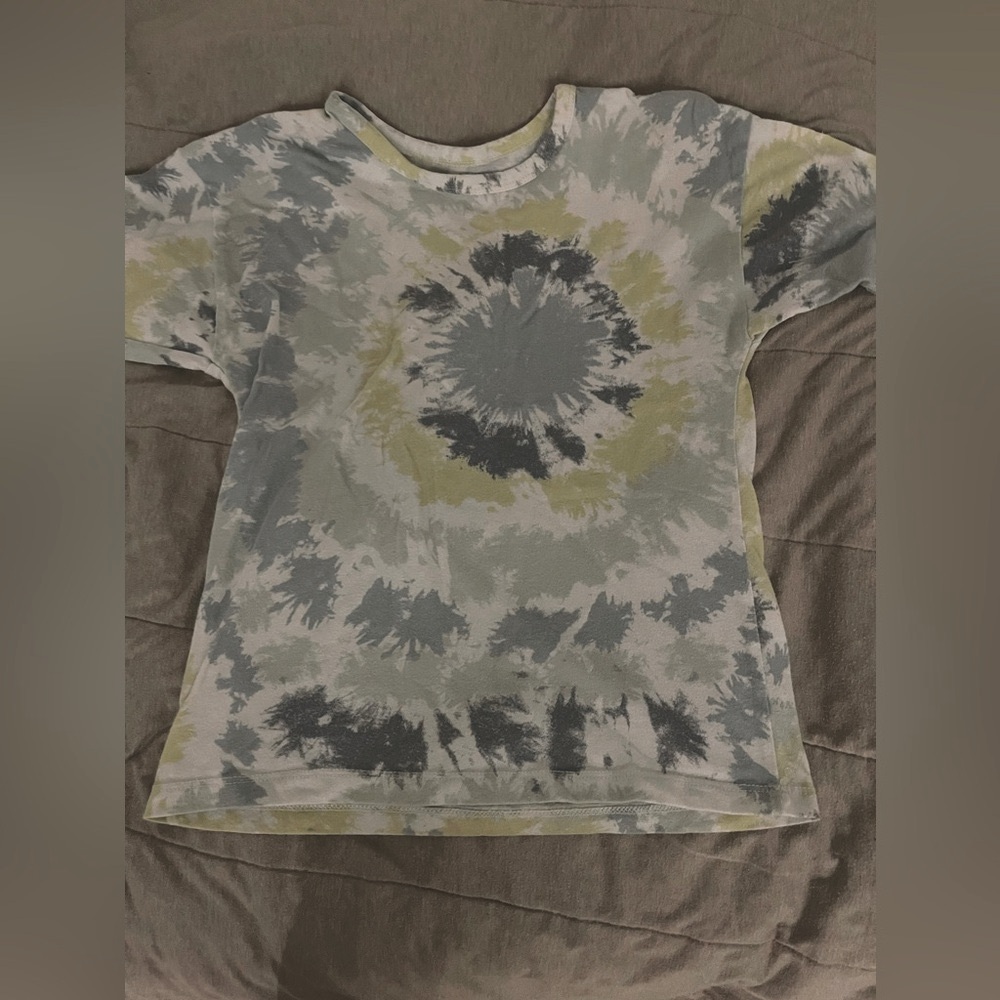 Green,lightblue, and lime green and white tie dye shirt kids 🦢